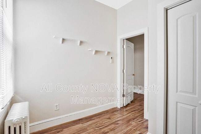 Building Photo - 305 9th St