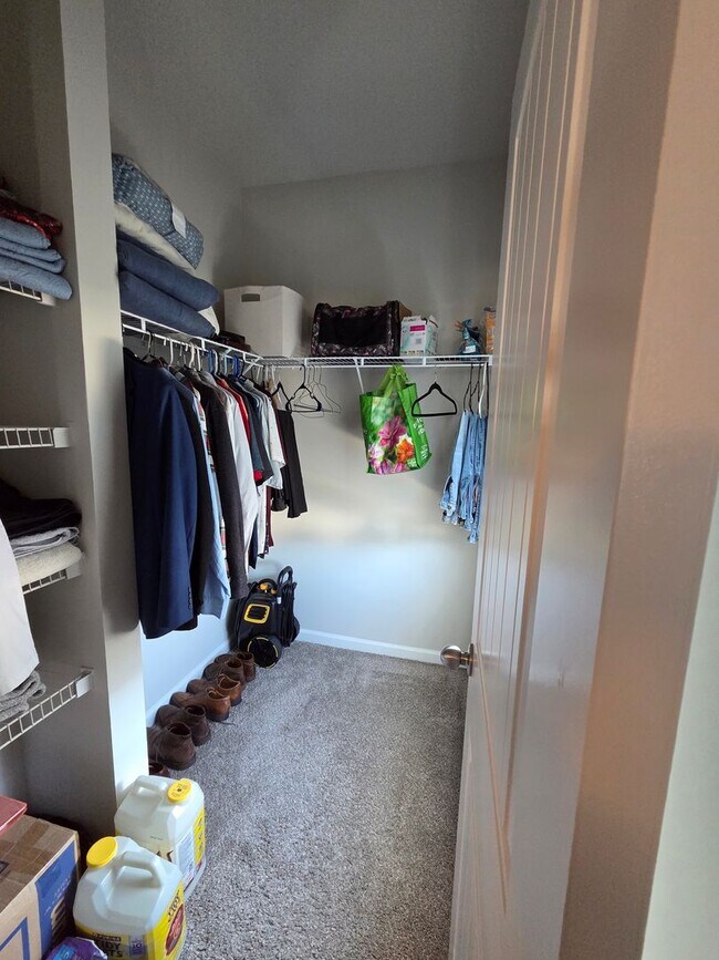 Building Photo - Gorgeous 3 bedroom home!