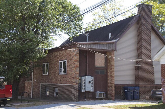Building Photo - 301 W Elm St