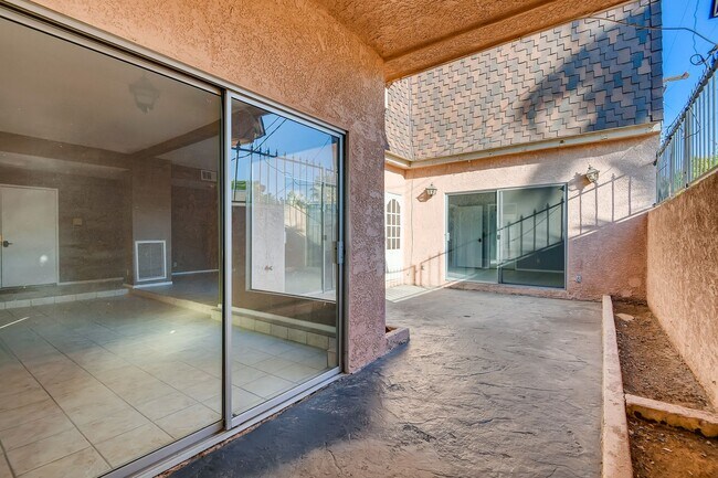 Building Photo - Immaculate 2 bedroom condo with all the ap...