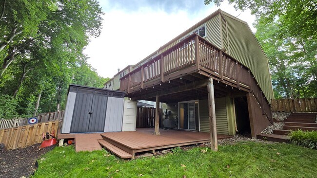 Building Photo - Beautiful Newington Forest Townhome
