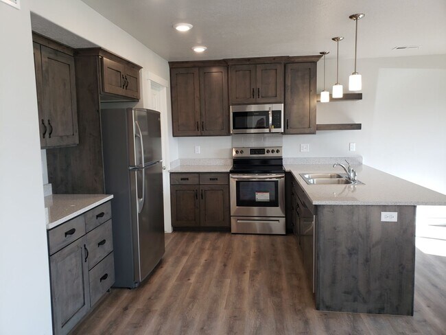 Building Photo - Spacious 4 Bed 2.5 Bath Springville Townhome