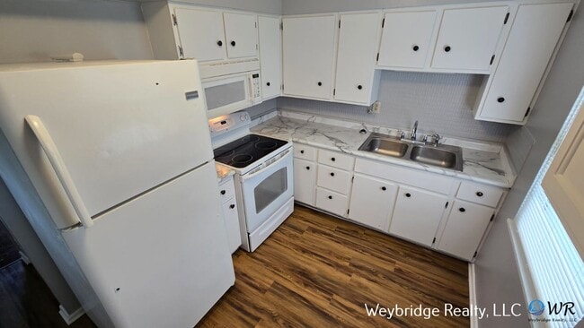 Building Photo - Conveniently Located 2 Bedroom 1 Bath Hous...