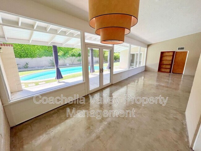 Building Photo - 1680 E Mesquite Ave