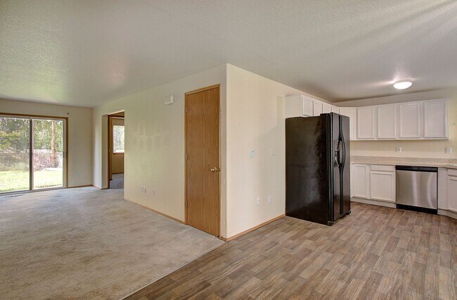 Building Photo - This one level charmer won't last long! 3 bedrooms, 2 baths, fully fenced yard, pets welcome!