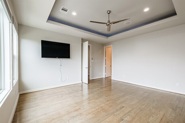 Building Photo - 711 W Clay St