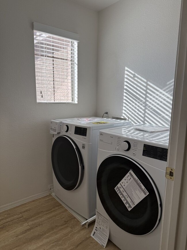 Building Photo - 3 bedroom in Cooper Commons Chandler!