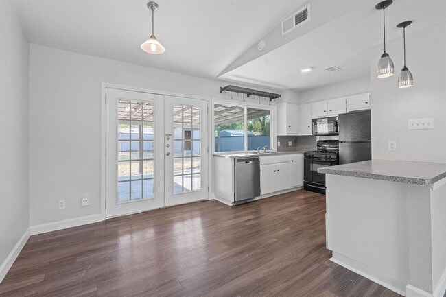 Building Photo - 504 Seminole Dr