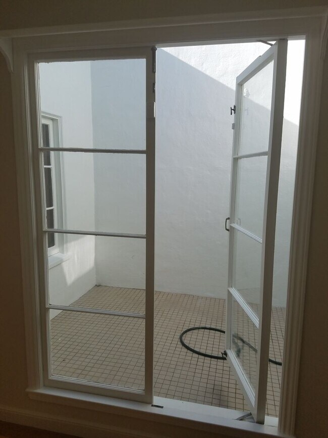Building Photo - 3 Bedroom / 2 Bath House in West Portal!