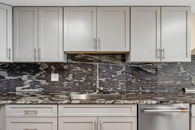 Building Photo - 1007 W Beach Blvd