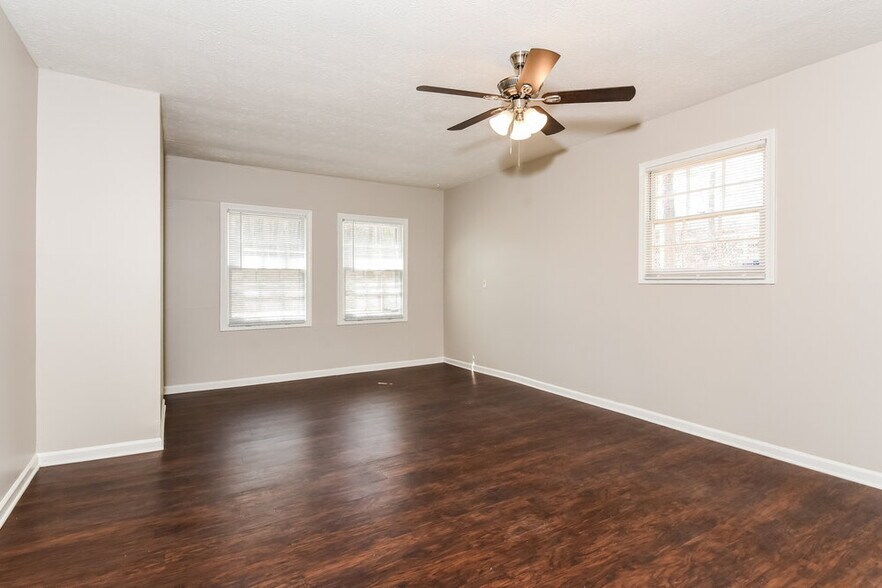 Building Photo - 6390 Queens Rd