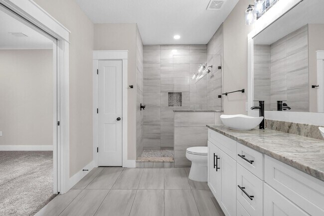 Building Photo - Modern 3 Bedroom Townhome!!