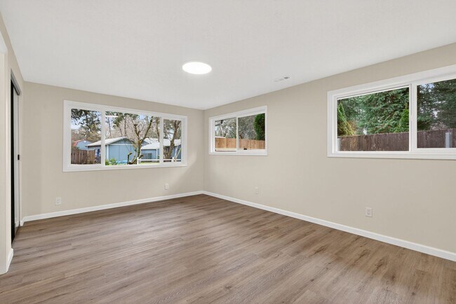 Building Photo - Updated 4BD Lake Oswego Home - Prime Location