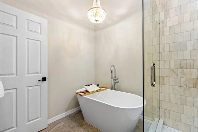 Building Photo - 330 Lang Ct N