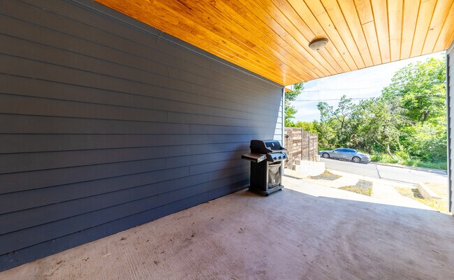 Building Photo - 2014 E 9th St