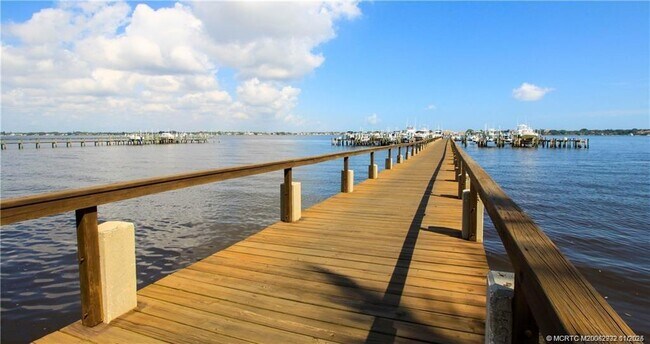 Building Photo - 150 SE Four Winds Dr