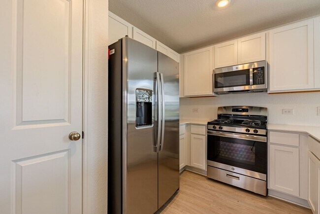 Building Photo - Brand New Modern Home with Included Applia...