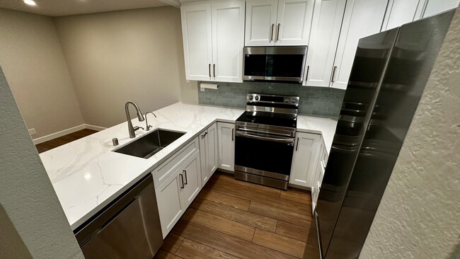 Kitchen - 1415 La Terrace Cir