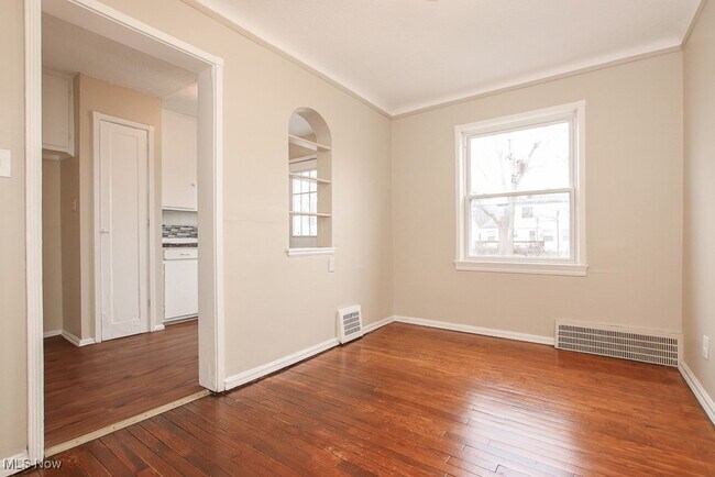 Building Photo - 257 E 250th St