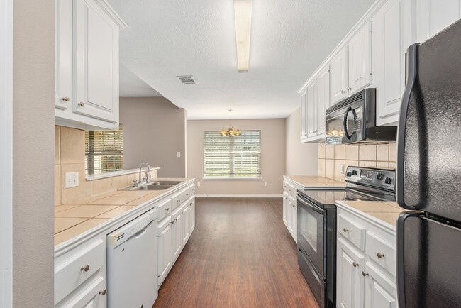 Building Photo - Available for Immediate Move in! Newly Ren...