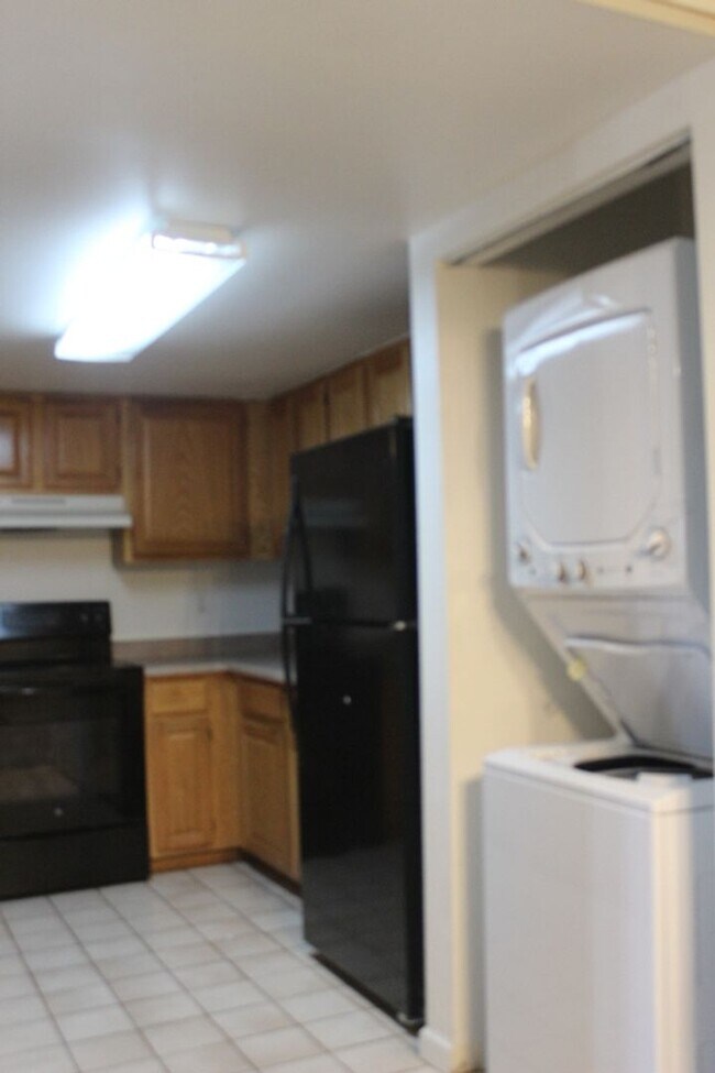 Building Photo - Stunning 3rd Floor 3 BR/2 BA Littleton Con...
