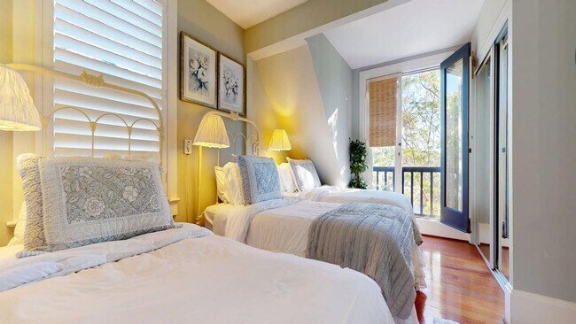 Building Photo - Spacious Historic Home on a Large Corner Lot - Walkable to Many Restuarants and Parks