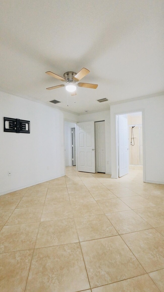 Building Photo - 1000 Palm Trail