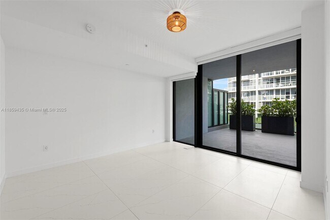 Building Photo - 9901 W Bay Harbor Dr