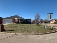 Building Photo - Charming 3BD/2BA Single-Story Home on Corner Lot | No Carpet | Must See!
