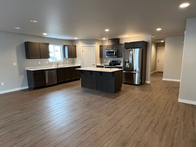 Building Photo - 1098 S New Oak Ln