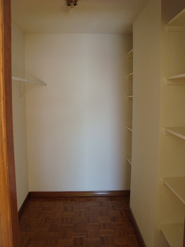 Building Photo - Refrig A/C 3bed/2bath!