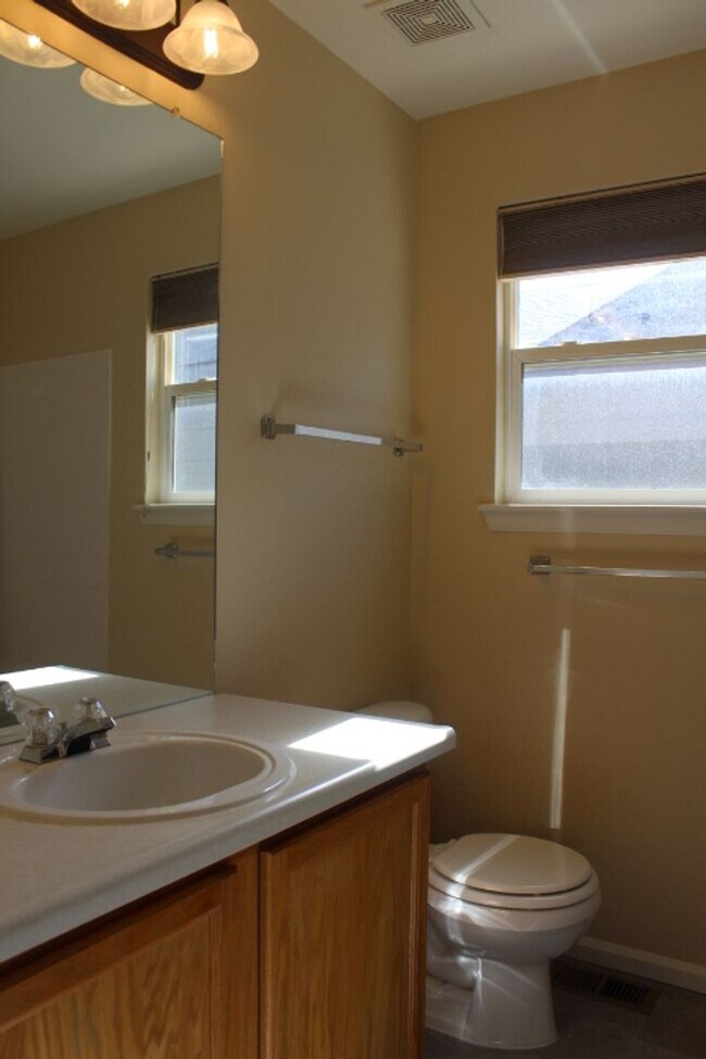 Building Photo - Beautiful 3 BR/2 1/2 BA Home in Highlands Ranch!