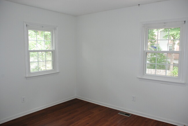 Building Photo - 3 Bedroom, 2.5 bath house in Newport News-...