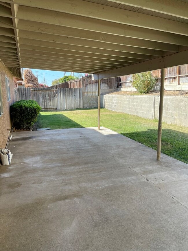 Building Photo - Large 3 Bedroom, 2 Bath Home on NE