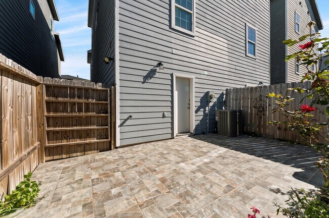 Building Photo - 18841 Elegance Ave