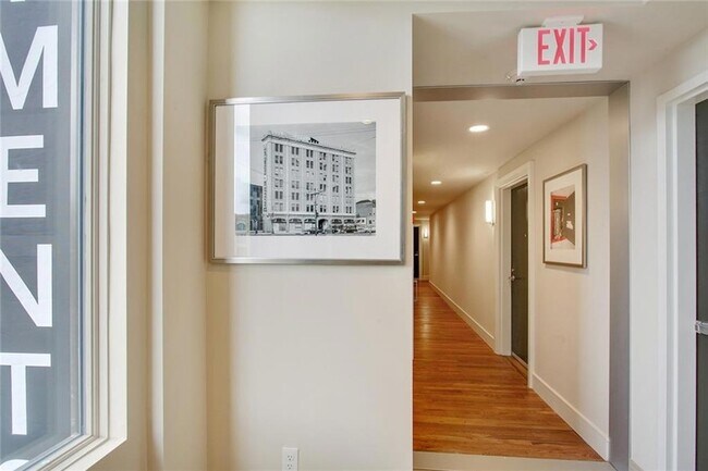 Building Photo - 833 Howard Ave