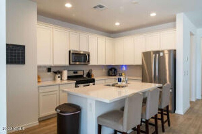 Building Photo - Apply Here www.realty480pm.appfolio.com/listings