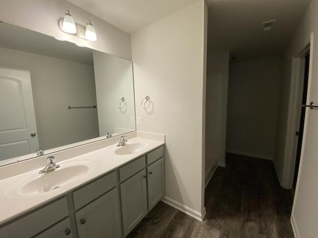 Building Photo - 107 Daymark Dr