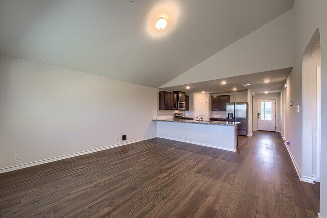 Building Photo - Stunning 4 bedroom offering 50% off the fi...