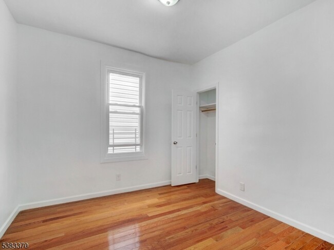 Building Photo - 329 S 19th St