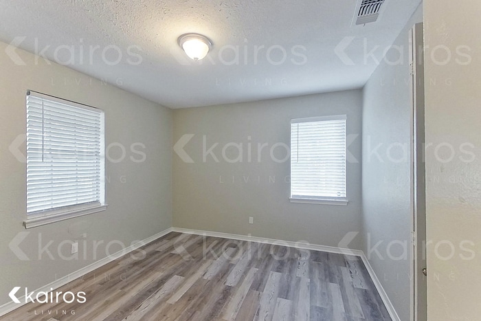 Building Photo - 914 W Pleasant Run Rd