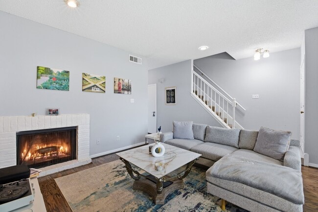 Building Photo - 1011 Fountain View Dr