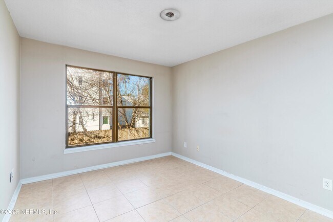 Building Photo - 221 6th St S