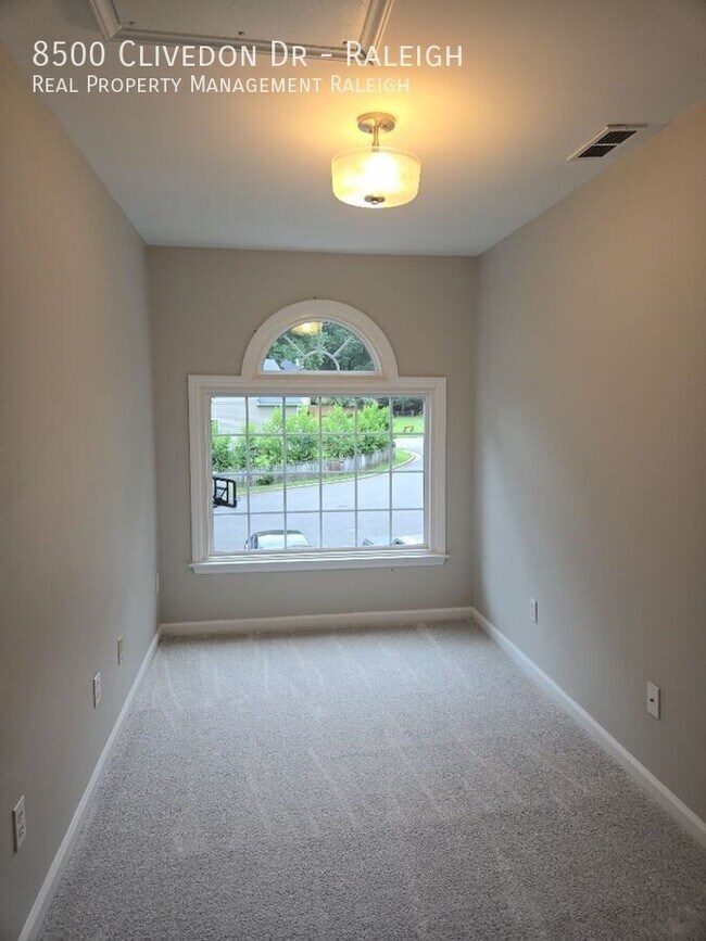 Building Photo - 8500 Clivedon Dr