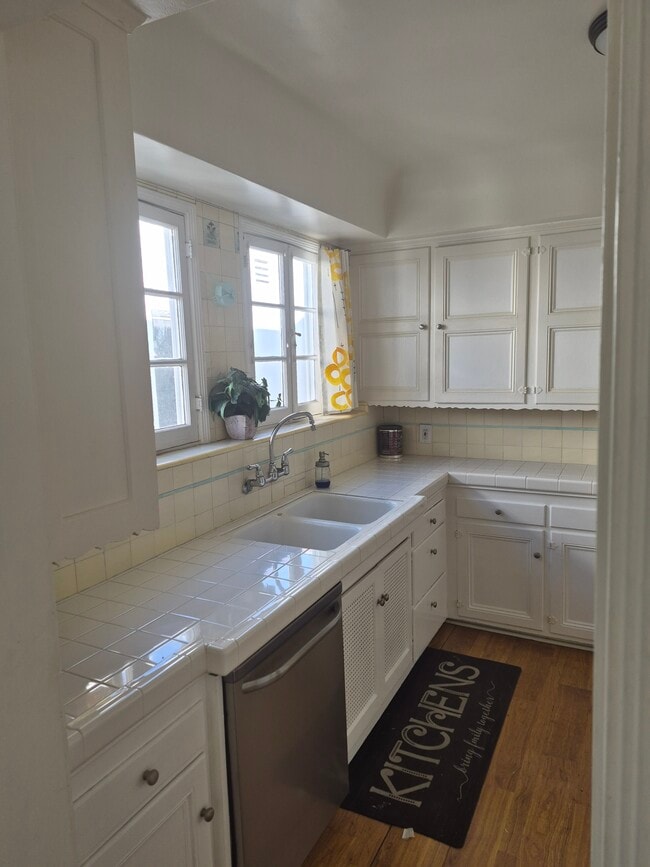 Kitchen #3 - 357 S Doheny Dr