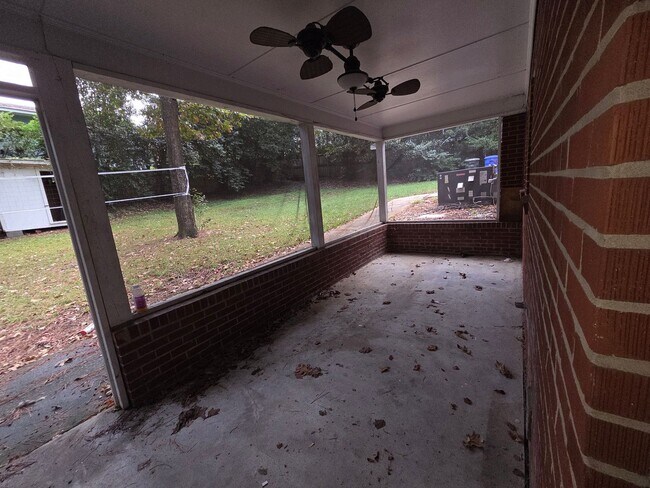 Building Photo - Renovated Kitchen, 3 BR / 3 BH home in Terry Sanford Area!