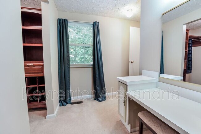 Building Photo - 6410 Kings Landing Rd