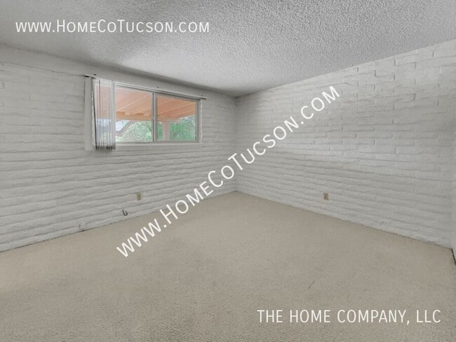 Building Photo - 8905 N Hickory Dr