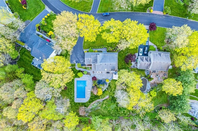 Building Photo - 212 Fairway Dr