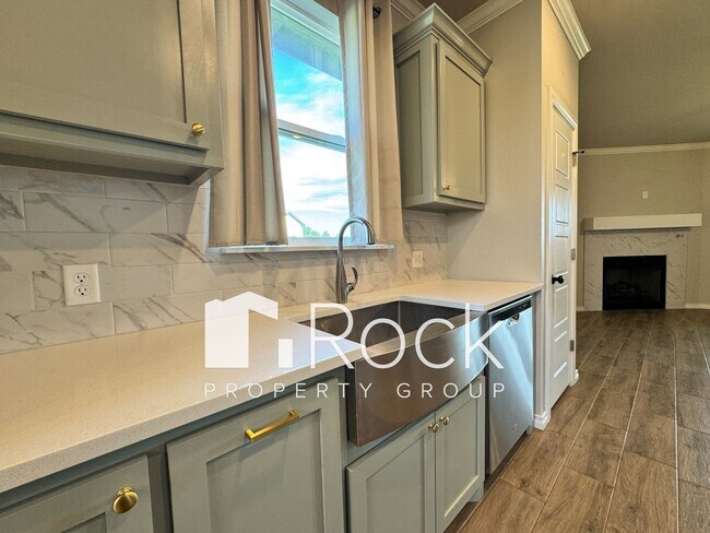 Building Photo - Spacious 3-Bedroom Home with Designer Kitc...